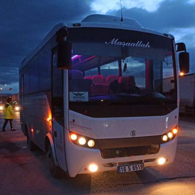 İşe giderken servis midibüsü çarptı, ağır yaralandı