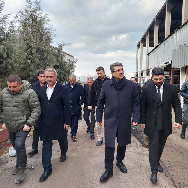 AK Parti Batman Milletvekili Nasıroğlu'ndan yangın çıkan mobilya fabrikasın...