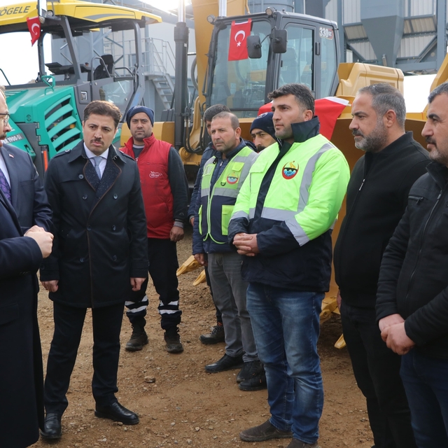 Siirt Valisi Kızılkaya, asfalt plenti, taş kırma ve eleme tesisinde incelem...