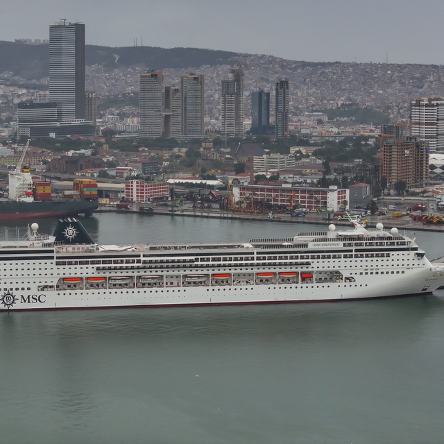 İzmir'e kruvaziyerle 2 bin 700 turist geldi