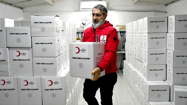 Türk Kızılay Batman Şubesinden ihtiyaç sahiplerine gıda yardımı