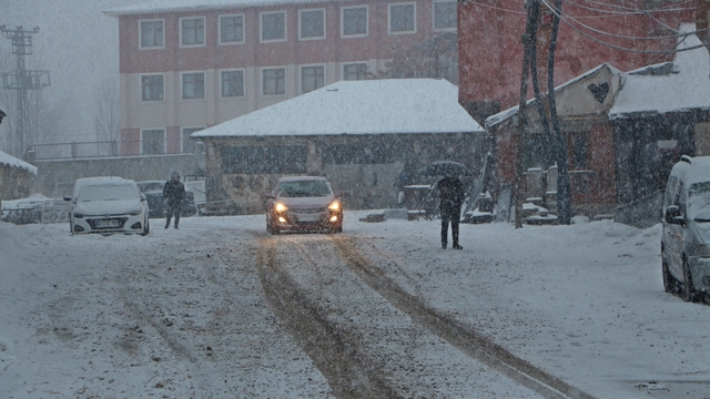 Karlıova'da 7 köy yolu ulaşıma kapandı