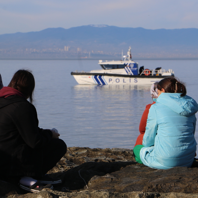 Tekneyle kaybolan amatör balıkçılar aranıyor, yakınları umutlu bekleyişleri...