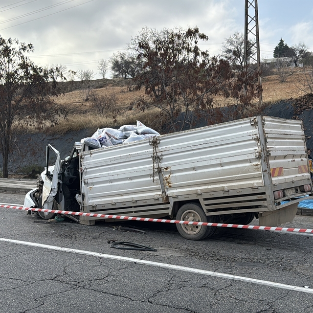Gaziantep'te tıra çarpan kamyonetin sürücüsü öldü