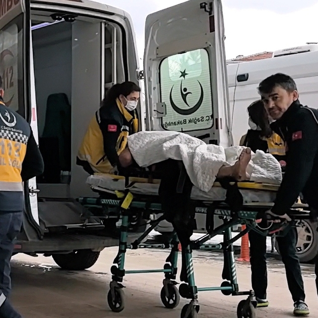 Fabrika inşaatında elektrik akımına kapılan işçi ağır yaralandı