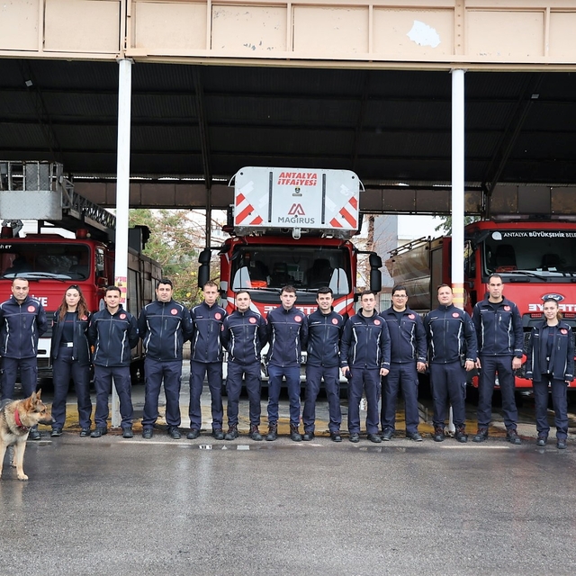 Sağanağın etkili olduğu Antalya'da belediye ekipleri önlem aldı