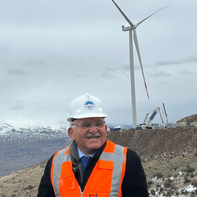 Kayseri'de toplu ulaşımda kullanılacak RES projesinde ilk türbinin montajı...