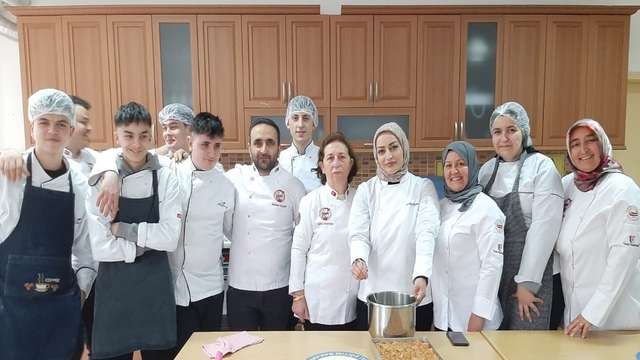 Çankırı'da geleceğin aşçıları profesyonel aşçılardan yöresel yemeklerin yapılışını öğrendi