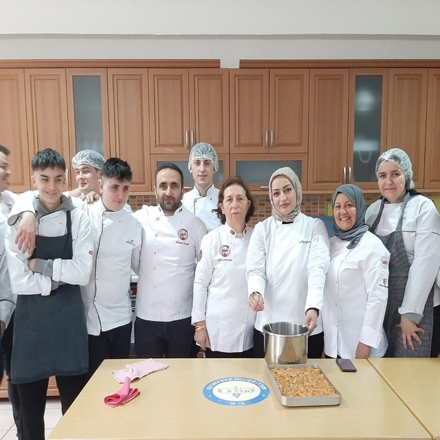 Çankırı'da geleceğin aşçıları profesyonel aşçılardan yöresel yemeklerin yap...