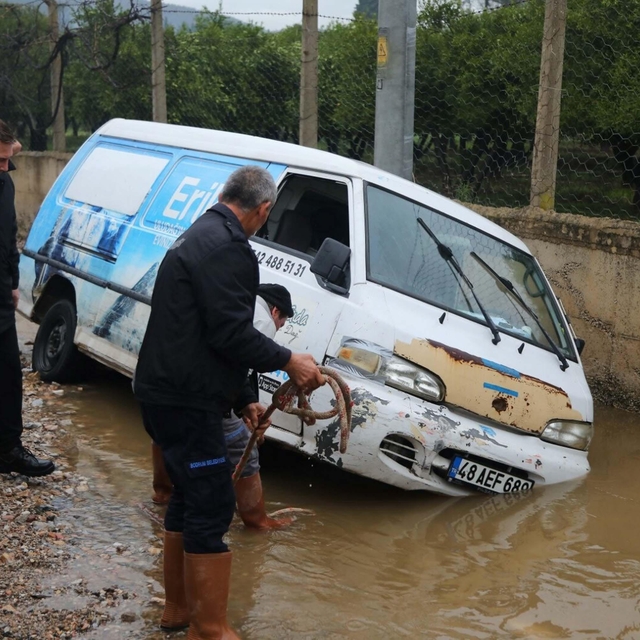 Bodrum'da sağanak; cadde ve sokaklar göle döndü