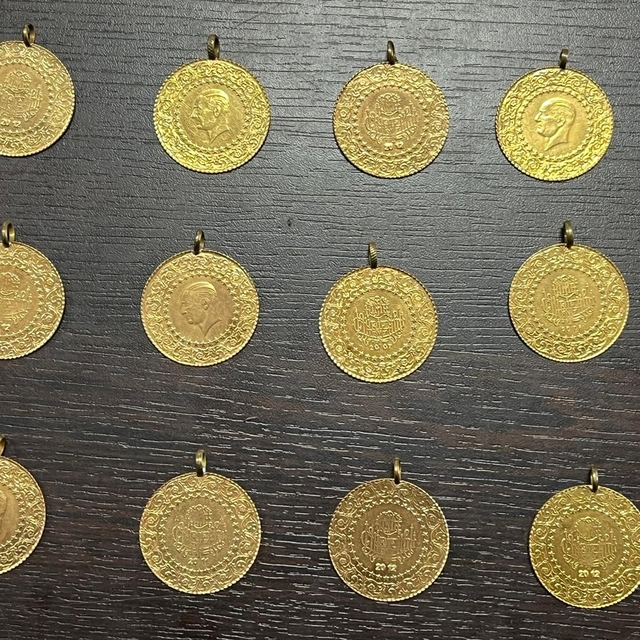 İkinci el mutfak dolabında bulduğu 12 Cumhuriyet altınını sahibine teslim e...