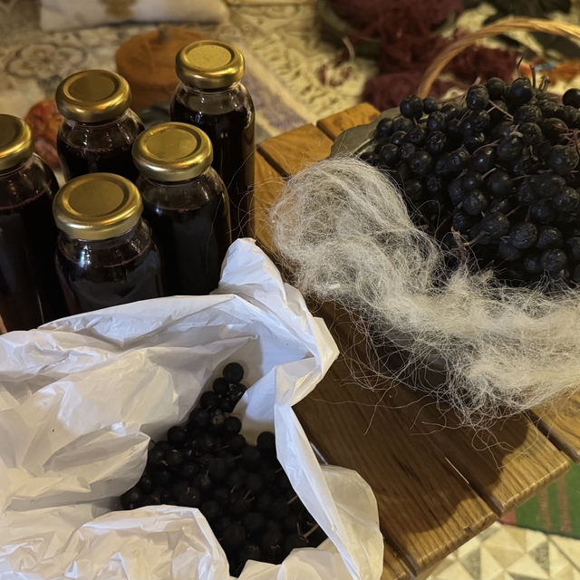 Trabzon'da aronyadan elde edilen boya ile renklendirilen iplerle halı ve ki...