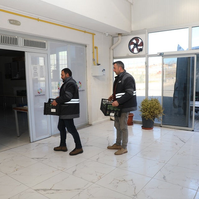 Kocasinan Belediyesi gıdaları sağlık şekilde ihtiyaç sahiplerine ulaştırıyo...