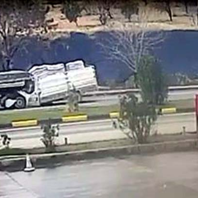 TIR'a çarpan kamyonetin sürücüsü öldü; kaza kamerada