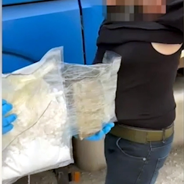 TIR şoförü beline sardığı uyuşturucuyla yakalandı