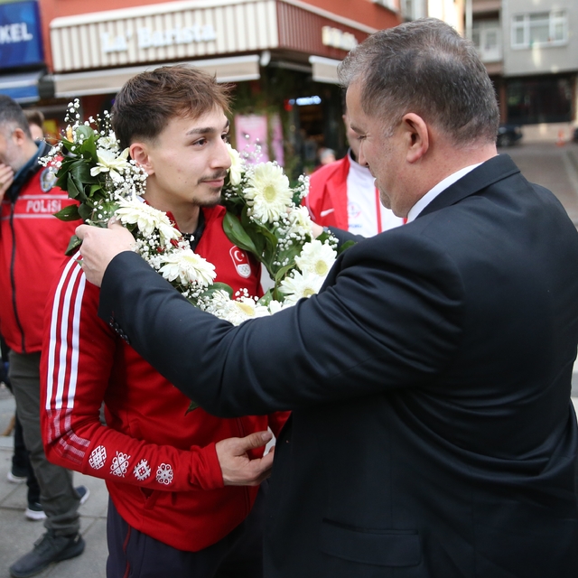 Milli halterci Yusuf Fehmi Genç, Ordu'da törenle karşılandı