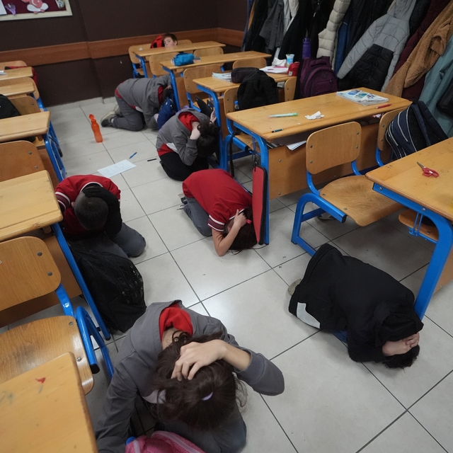 Düzce'de öğrenciler animasyon film ve tatbikatla afetlere karşı bilinçlendi...