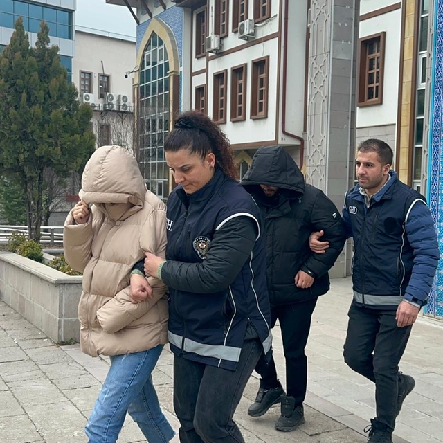 Otomobilinde 4 kaçak göçmenle yakalanan sürücü ve nişanlısı tutuklandı