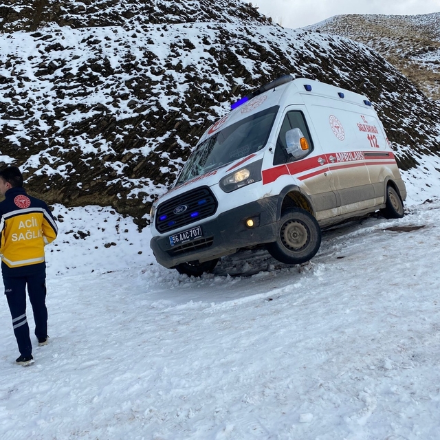 Siirt'te kara saplanan ambulans kurtarılıp hastaya ulaştırıldı