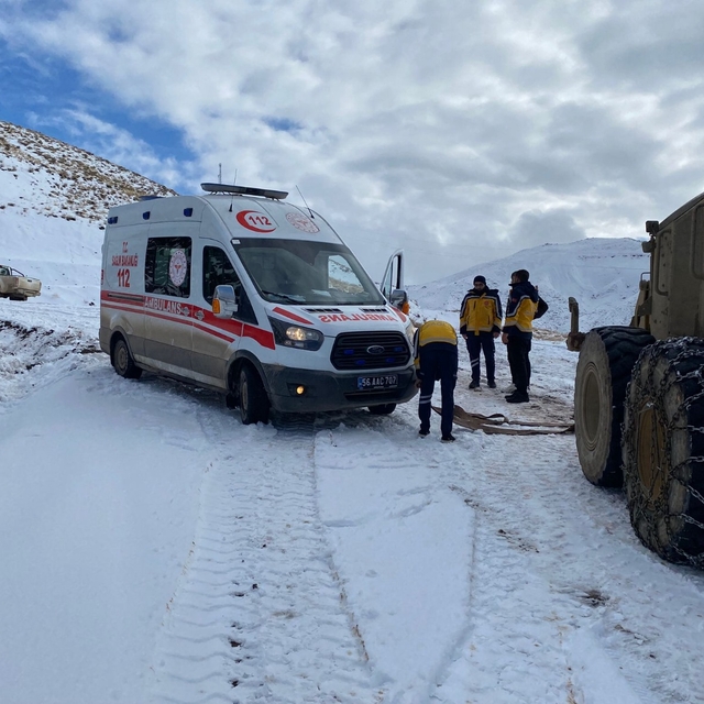 Siirt'te kar nedeniyle köy yolunda mahsur kalan ambulans kurtarıldı