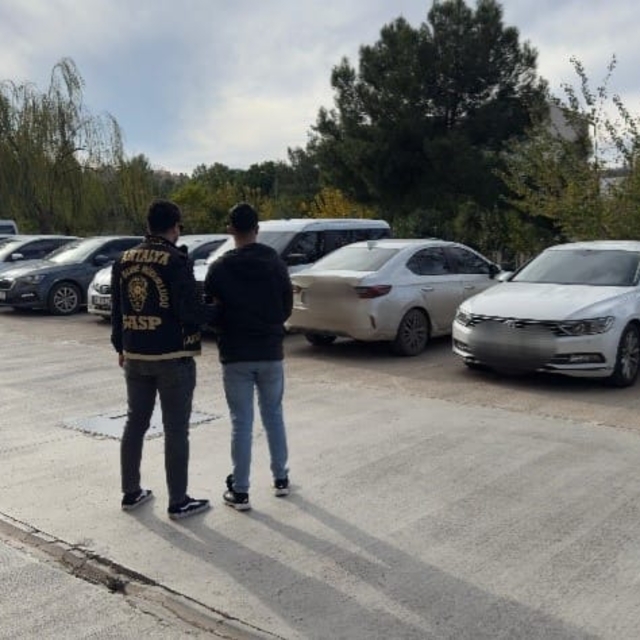 Antalya'da polis ekipleri denetimlerini sürdürdü