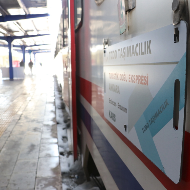 Yeni sezonun ilk seferine çıkan Turistik Doğu Ekspresi Erzurum'a ulaştı