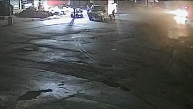 Siparişleri yüklerken kamyonet çarptı; 2 aracın arasında sıkışıp öldü