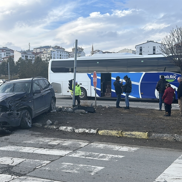Yolcu otobüsü ile cip çarpıştı: 3 yaralı