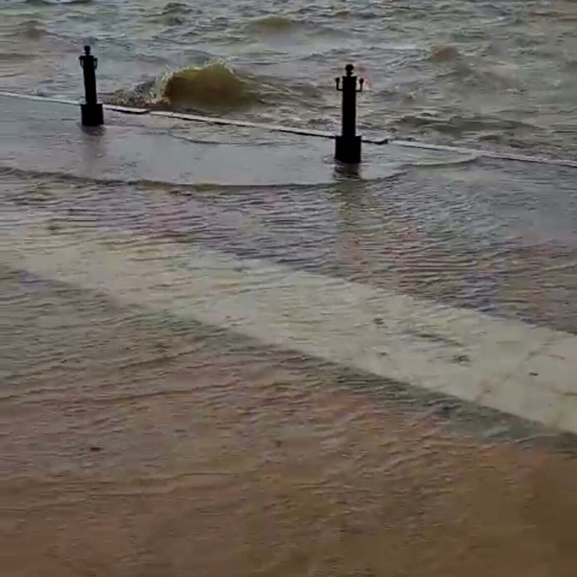 Muğla'da sağanak: Dere ve göl taştı, yollar göle döndü