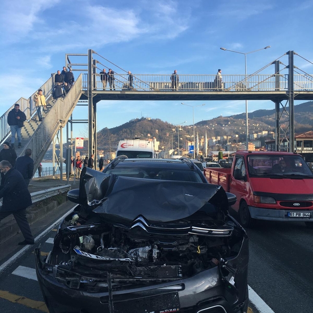 Trabzon'da ambulans ile 2 aracın karıştığı kazada 8 kişi yaralandı