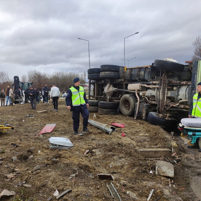 Afyonkarahisar'da kamyonla çarpışan tırın sürücüsü hayatını kaybetti