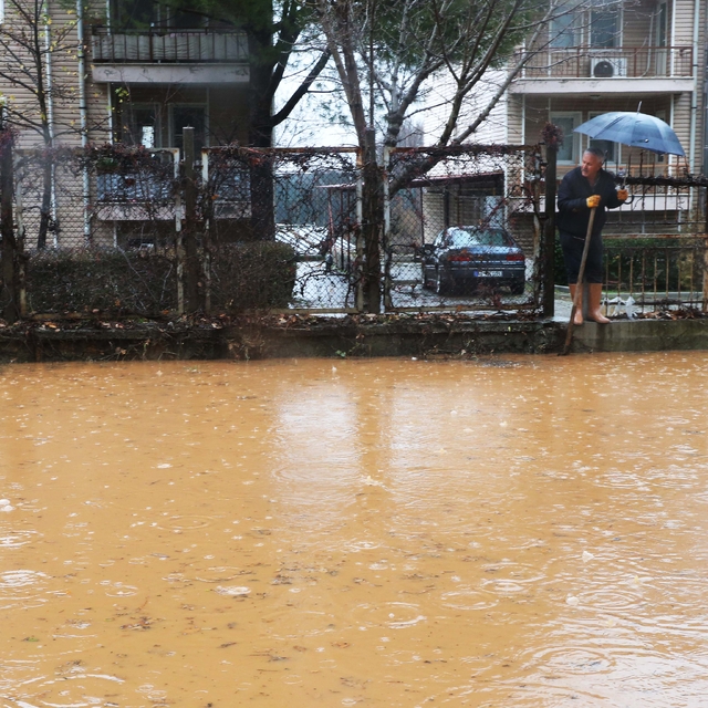 Muğla'nın Menteşe ilçesinde sağanak ve fırtına etkili oluyor