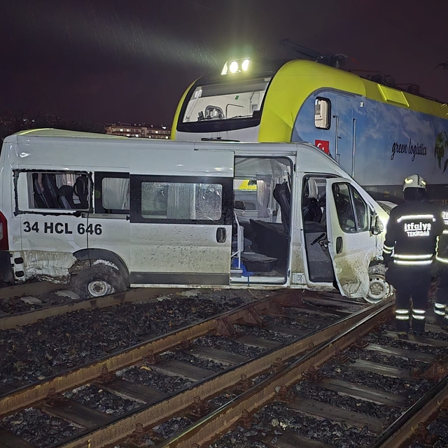 Tekirdağ'da trenin çarptığı servis minibüsündeki 4 kişi yaralandı