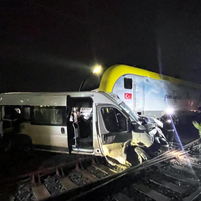 Tekirdağ'da trenin çarptığı minibüste 4 kişi yaralandı