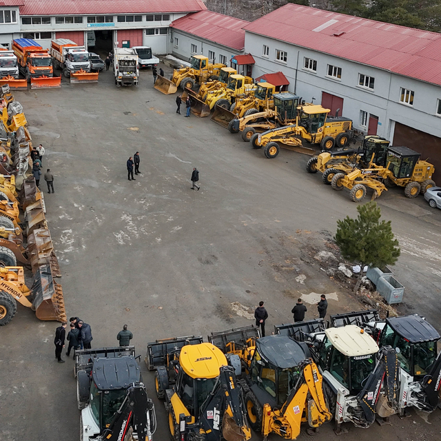 Bitlis Belediye Başkanı Tanğlay, karla mücadelede kullanılan araçları incel...