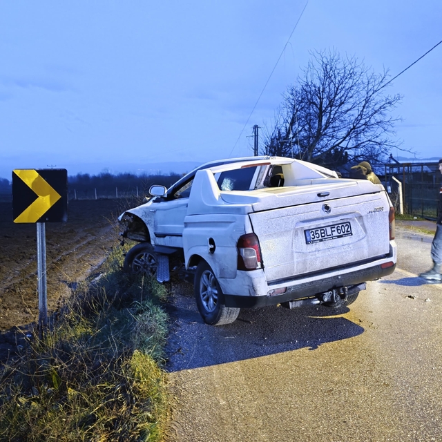 İnegöl'de direğe çarpan aracın sürücüsü yaralandı