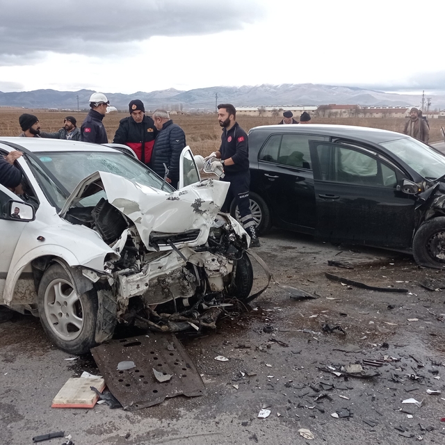 Afyonkarahisar'da iki otomobil çarpıştı, 2 kişi öldü, 3 kişi yaralandı