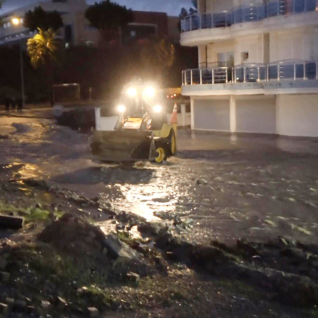 Antalya'da şiddetli yağış su baskınlarına neden oldu