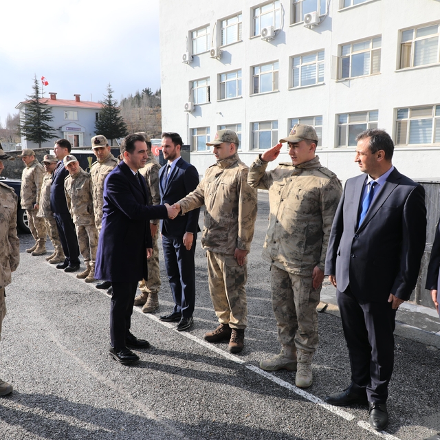 Bitlis Valisi Karakaya, askerlerle yemekte buluştu