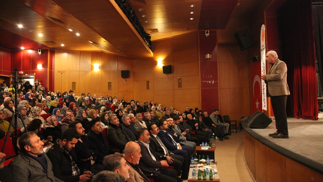 Yazar ve şair Nurullah Genç, Ahlat'ta söyleşiye katıldı
