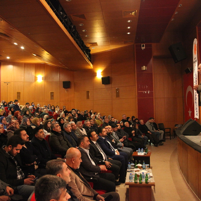 Yazar ve şair Nurullah Genç, Ahlat'ta söyleşiye katıldı