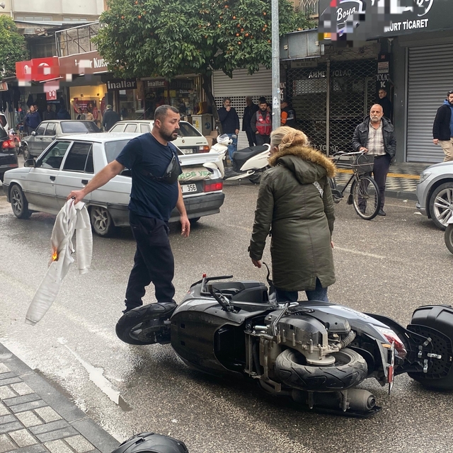 Sürekli arıza yapan yeni motosikletini bayi önünde benzin döküp ateşe verdi