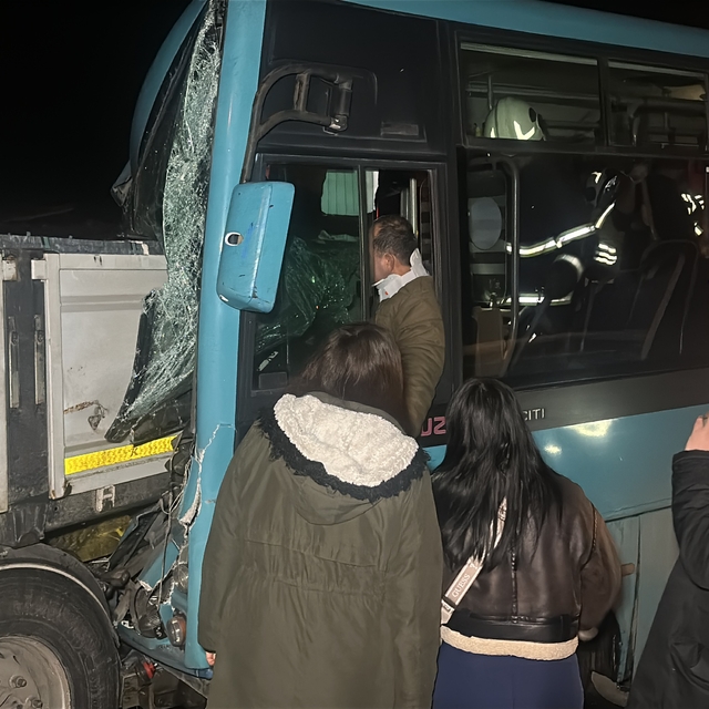 Kütahya'da halk otobüsü, arızalanıp emniyet şeridinde duran TIR ile yardıma...