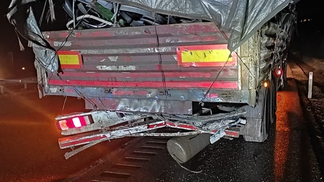 Karabük'te otomobil, TIR'a çarptı: 3 yaralı