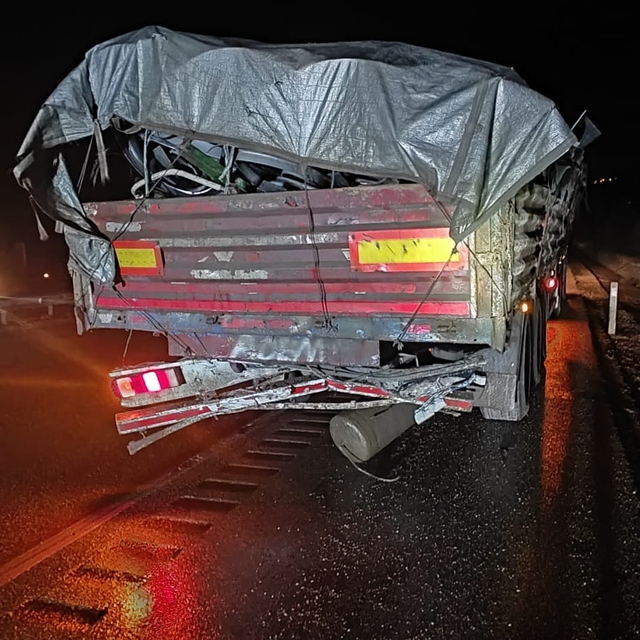 Karabük'te otomobil, TIR'a çarptı: 3 yaralı