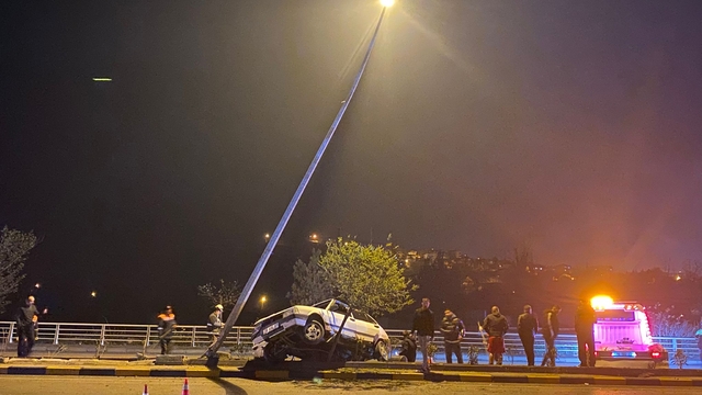 Karabük'te aydınlatma direğine çarpan otomobildeki 2 kişi ağır yaralandı