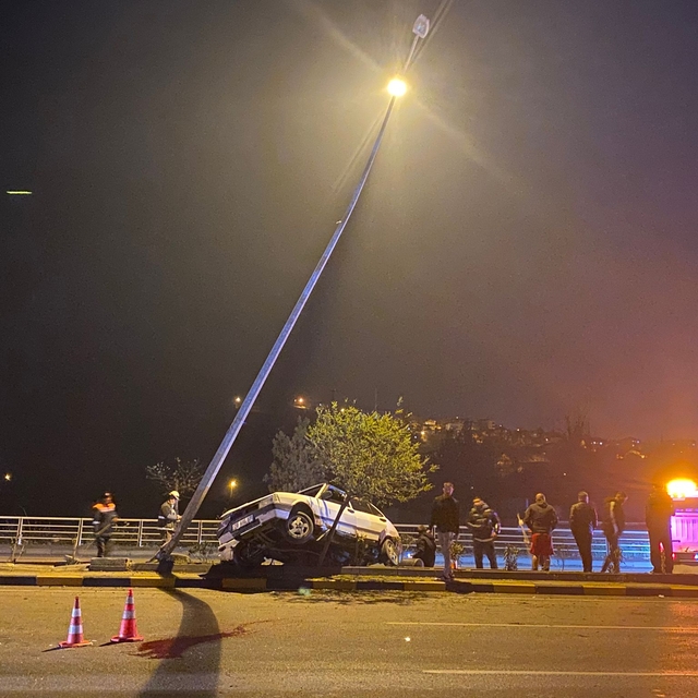Karabük'te aydınlatma direğine çarpan otomobildeki 2 kişi ağır yaralandı