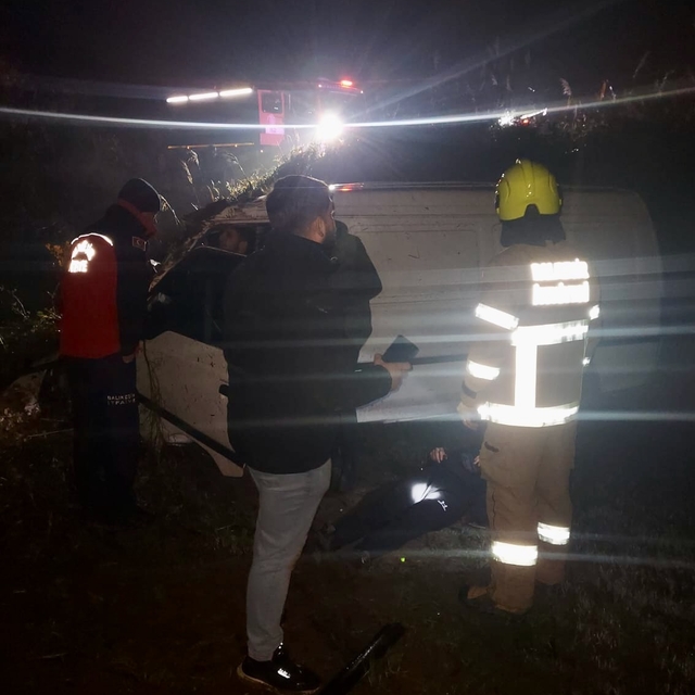 Balıkesir'de şarampole devrilen panelvandaki 4 kişi yaralandı