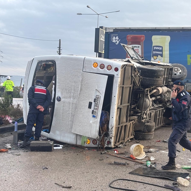 Balıkesir'de okul servisi ile tırın çarpışması sonucu 26 kişi yaralandı