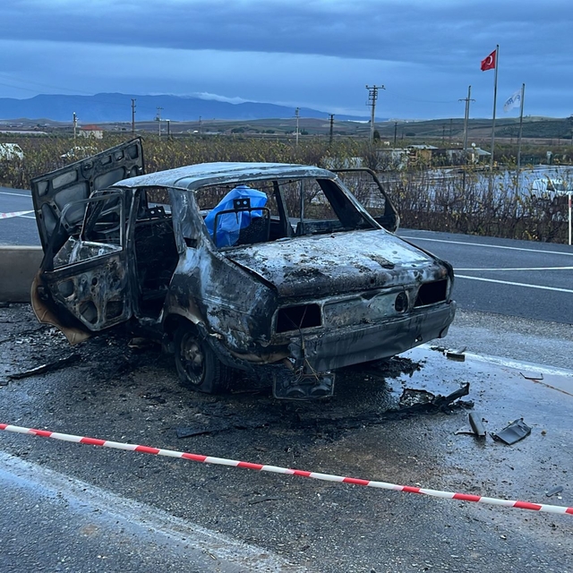 Manisa'da bariyere çarptıktan sonra yanan otomobildeki karı koca öldü